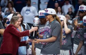 UConn, UCLA, Texas, Carolina del Sud guidano il campo NCAA femminile