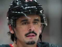 Seth Jarvis, F degli Hurricanes, è stato multato di 5.000 dollari per aver attaccato troppo