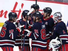 Haydn Fleury ed Eric Comrie aiutano i Jets a domare il Blues