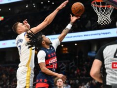 I Guerrieri estendono lo scivolo dei Maghi; Trae Younger varietà quadruple