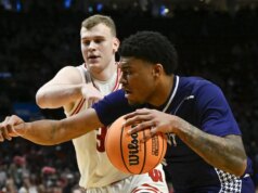 La prima doppietta di Chase Johnston consente al numero 12 Excessive Level di sconvolgere il numero 5 del Wisconsin