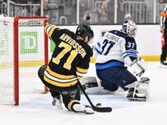 Il dominio casalingo dei Bruins continua nello scoppio dei Jets