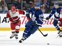 Gli uragani superano i Maple Leafs in OT, sfiorando i 100 punti