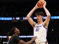 Olivier Rioux, alto 7 piedi e 9 metri, della Florida, entra nel portale di trasferimento