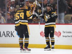 Erik Karlsson segna ancora due volte mentre i Penguins superano i Jets nella sparatoria