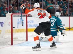 I Flyers abbattono gli Sharks mentre la serie di vittorie consecutive raggiunge l’8