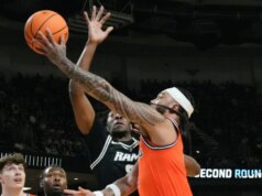 Andrej Stojakovic, numero 3 dell’Illinois, supera il numero 11 della VCU