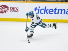 Squali in scivolata che cercano di scrollarsi di dosso il ronzante Blues