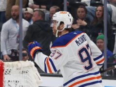 Connor McDavid ottiene i numeri 400 e 401 mentre gli Oilers rovesciano Mammoth
