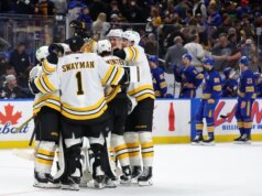 I Bruins si piazzano terzi, ribaltano Sabres in OT per una vittoria decisiva