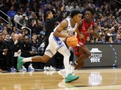 Il sollevamento a sorpresa di Caleb Foster spinge Duke contro UConn in Elite Eight