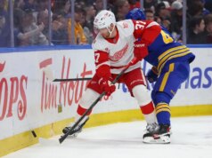 I Purple Wings segnano presto per guadagnare la vittoria su strada chiave a Sabres