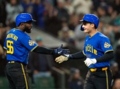 I pipistrelli dei marinai sostengono George Kirby nella vittoria sui Guardiani