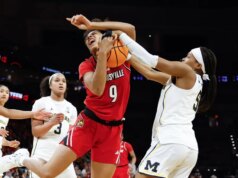 Il Michigan si raggruppa, supera Louisville per raggiungere Elite Eight
