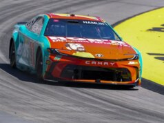 Denny Hamlin supera William Byron per conquistare la pole a Martinsville