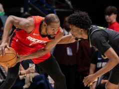 I pellicani restano sospesi per un quarto, poi i razzi accendono i postbruciatori