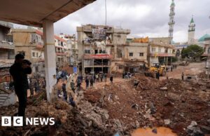 Decine di persone uccise mentre le forze speciali israeliane fanno irruzione in un villaggio libanese alla ricerca dei resti di un uomo di 40 anni