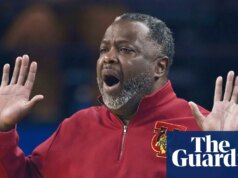 L’allenatore di basket di Tuskegee, ammanettato dalla polizia dopo la partita, ha intentato una causa da 1 milione di dollari