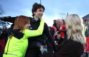 Qual è stata la sfida del Pink Nostril Day di Greg James per Comedian Aid 2026