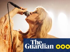 Recensione di Tooth ‘n’ Smiles – L’autostima rende una rock star ipnotica ma il dramma non abbaglia