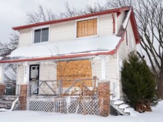 Due fratelli crittografici letterali hanno costruito un impero immobiliare. Poi le case iniziarono a crollare