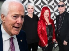 I B-52 strappano il senatore del Texas John Cornyn per la pubblicità dell’attacco politico “Love Shack”.