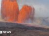 Frammenti vulcanici piovono mentre il vulcano Kilauea delle Hawaii erutta
