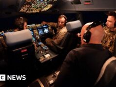 All’interno della cabina di pilotaggio di una petroliera della RAF durante una missione difensiva contro i droni iraniani