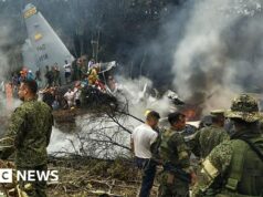 Un aereo dell’aeronautica colombiana precipita con decine di soldati a bordo