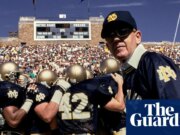 Lou Holtz, leggendario allenatore e conduttore di soccer universitario, muore all’età di 89 anni
