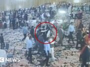 Il video mostra il momento in cui un colpo di pistola a bruciapelo manca un politico indiano