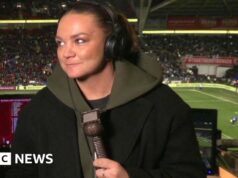 I tifosi di calcio si radunano attorno alla commentatrice per gli abusi sessisti on-line