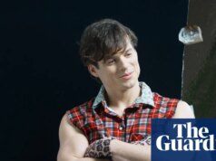 Lewis Cope guarda indietro: ‘Non sono mai stato vittima di bullismo per aver indossato un vestito. I miei fratelli facevano boxe!’