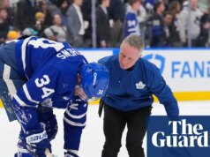 Auston Matthews dei Toronto Maple Leafs fuori stagione con MCL strappato dopo il colpo