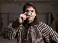 Greg James indossa la “faccia coraggiosa” per il ciclo Comedian Reduction mentre papà è in ospedale