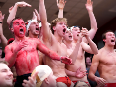Lo Speedo Stunt della squadra di nuoto di Miami (OH) scuote la SMU durante le prime quattro partite del torneo NCAA