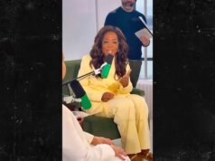 Oprah Winfrey applaude alla passeggiata Trolls Over Viral della settimana della moda di Parigi