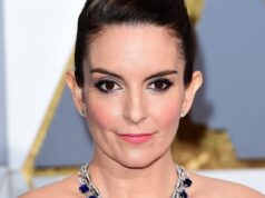 Tina Fey tira fuori i “file Epstein” dalla borsa della gag di Mary Poppins per il teaser di SNL UK