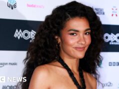 La serie di vittorie consecutive di Olivia Dean continua mentre vince alla grande ai Mobo Awards