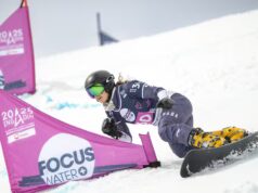 Aurélie Moisan e Arnaud Gaudet sul podio dello slalom parallelo con la squadra