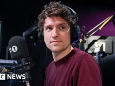 Greg James andrà avanti con la sfida Comedian Aid dopo che papà ha avuto un ictus