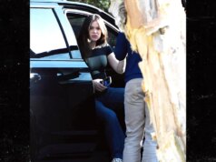 Hailee Steinfeld incinta salta gli Oscar per una gita rilassante con Josh Allen