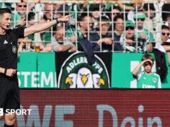 Un tifoso mascherato stacca il monitor del VAR durante la partita tedesca