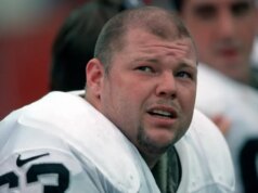 Barret Robbins, ex star dei Raiders, morto a 52 anni