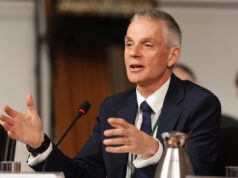 Tim Davie afferma che la fiducia in istituzioni come la BBC è “in piena crisi”