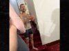 Shia LaBeouf in mutande nella corridor di un lodge italiano, implorando una luce