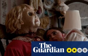 Recensione di Dolly: un manichino alto sei piedi terrorizza una coppia in campeggio in un orrore cruento e pieno di cliché