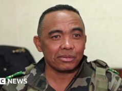 Il chief militare del Madagascar scioglie il governo con una mossa a sorpresa