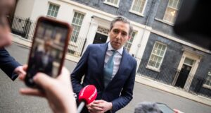 Jessie Buckley è la “migliore d’Irlanda” e Conor McGregor il “peggiore”: Simon Harris