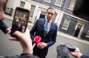 Jessie Buckley è la “migliore d’Irlanda” e Conor McGregor il “peggiore”: Simon Harris